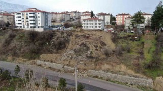 Heyelan için çekilen istinat duvarı çöktü