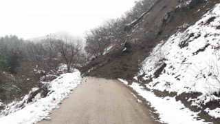 Heyelan köy yolunu ulaşıma kapattı