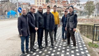 Hisarcıkta kaldırımlara döşenen siyah beyaz dekoratif parke taşları görsel güzellik sunuyor