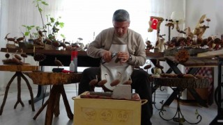 Hobi olarak başladığı ahşap oymacılığında sanat eserleri üretiyor
