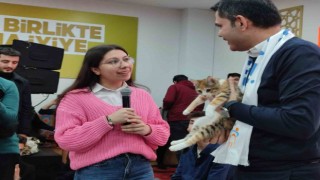 İBB Başkan adayı Murat Kuruma kedi hediyesi