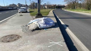 İBB ekiplerinin yol kenarına koyduğu tuz çuvalları yola saçıldı