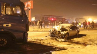 Iğdırda otomobil ile tır kafa kafaya çarpıştı: 3 yaralı