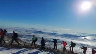Iğdırlı dağcılar Sarıkamış Şehitleri için Allahuekber Dağına tırmandı