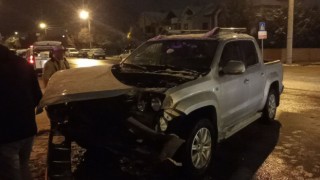 İki caddenin kesiştiği yolda kaza: Hafif ticari araç apartmanın bahçesine savruldu