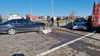 İki otomobil kavşakta çarpıştı: 1 ölü, 2 yaralı