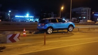 İlginç kaza: Araç bariyerde askıda kaldı, sürücü olay yerinden gitti