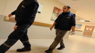 İnegölde işçi bıçağı eline sapladı