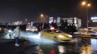 İstanbul Anadolu Yakasında sağanak yağış etkili oluyor