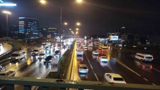 İstanbulda akşam saatlerinde trafik yoğunluğu yaşandı