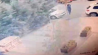 İstanbulda eczaneden güneş kremi hırsızlığı kamerada: Dolmuşa binerek uzaklaştı