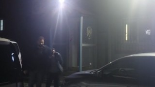 İstanbulda kafeteryada silahlı saldırı kamerada: Motokurye kıyafetiyle gelip ateş açtı, kaçarken bıçaklandı