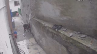 İstanbulda korku dolu anlar kamerada: Kepçenin vurduğu duvar yerle bir oldu