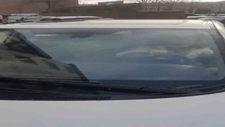 İstanbulda “motosikletin hurda” kavgası kamerada: Kurye motoruna çarpan kadının önünü kesti
