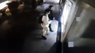 İstanbulda motosikletle bıçaklı gasp kamerada: Bıçak zoruyla bankamatikten para çektirdiler