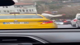 İstanbulda şoke eden görüntü kamerada: Taksinin camından sarktı, alkol aldı ve dans etti