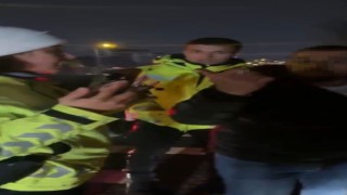 İstanbulda taksici ortalığı birbirine kattı: Ehliyetini vermeyip polise direndi