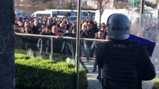 İstanbulda taksicilerden tepki: UKOME binasına taş fırlatıp, cam bariyerleri kırmaya çalıştılar