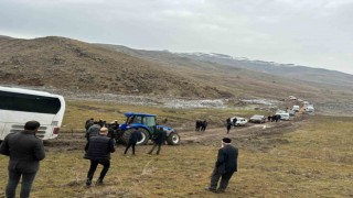 İstanbuldan cenaze getiren otobüs çamurlu yola saplandı