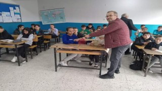 İzmir Sarıgöllüler Derneğinden okula kitap bağışı