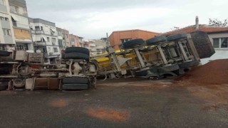 İzmirde hafriyat kamyonunun devrilme anı kamerada