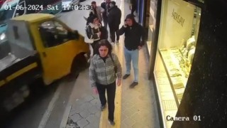 İzmirde kamyonet yayalara çarpıp iş yerine daldı: 5 yaralı
