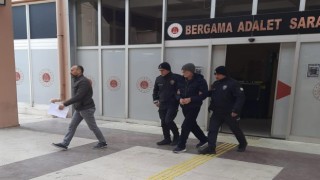 İzmirde uyuşturucu tacirinin evine polis baskını