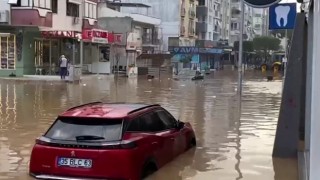 İzmiri sağanak vurdu: Yollar göle döndü, araçlar suya gömüldü