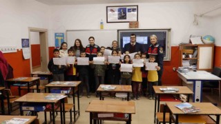 Jandarma karneler gününde çocukları unutmadı