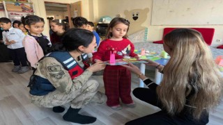 Jandarma öğrencilerin karne heyecanına ortak oldu