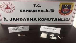 Jandarma şüpheli şahsı uyuşturucuyla yakaladı