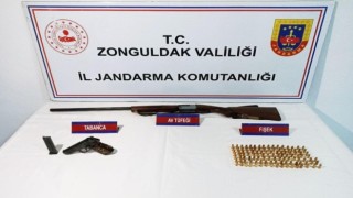 Jandarmanın aradığı evden ruhsatsız silahlar ele geçirildi