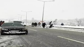 Kaçak göçmen taşıyan kamyonet kaza yaptı; 5 yaralı