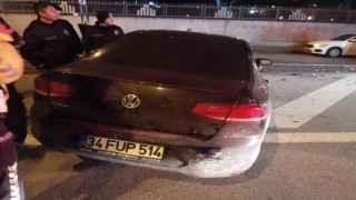 Kadıköyde kontrolden çıkan otomobil bariyere çarptı: 3 yaralı