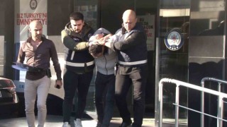 Kadıköyde servis minibüsünü kaçıran zanlı adliyeye sevk edildi