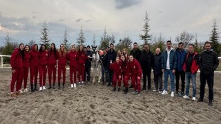 Kadın voleybolcular at binerek stres attı