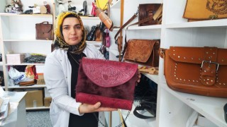 Kadınlar deriyi işleyip ev ekonomisine katkı sağlıyorlar