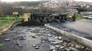 Kağıthanede kum yüklü kamyon devrildi: 1 yaralı