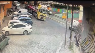 Kağıthanede yokuştan inen tırın kasasındaki dev paletler devrildi, o anlar kamerada