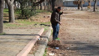 Enkazdan çıkardığı eşyalarla kafe oluşturmuştu şimdi park ve bahçeleri temizliyor