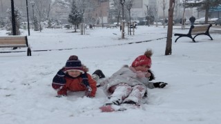 Kahramanmaraşta çocukların kar sevinci