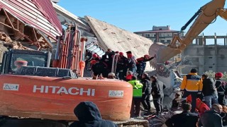 Kahramanmaraşta hasarlı bina yıkımı sırasında operatör enkaz altında kaldı