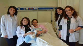 Kalp hastası bebek anne karnında tedavi edildi