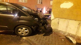 Kamyonet ile minibüs çarpıştı, 1 kişi yaralandı