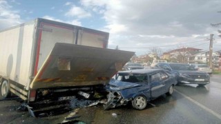 Kamyonetin altına giren Tofaş kağıt gibi ezildi: 1 yaralı