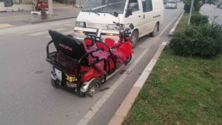 Kamyonetin elektrikli bisiklete çarptığı kazada kimse yaralanmadı