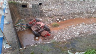 Kamyonette taşınan iş makinesi kanala düştü