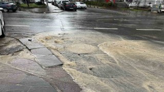 Kanalizasyon borusu patladı, cadde göle döndü