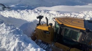 Kar kalınlığı 3 metreyi geçti, dozerler karda kayboldu