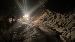 Kar kalınlığının 3 metreyi geçtiği Şırnakta yol açma çalışmaları devam ediyor